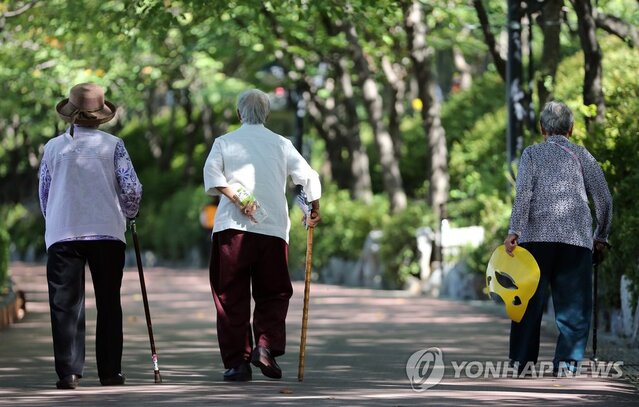 엄마와 아들이 부르는 ‘인생의 노래’, 그리고 ‘요양원의 쓸쓸한 현실’ 엄마와 아들이 부르는 ‘인생의 노래’, 그리고 ‘요양원의 쓸쓸한 현실’