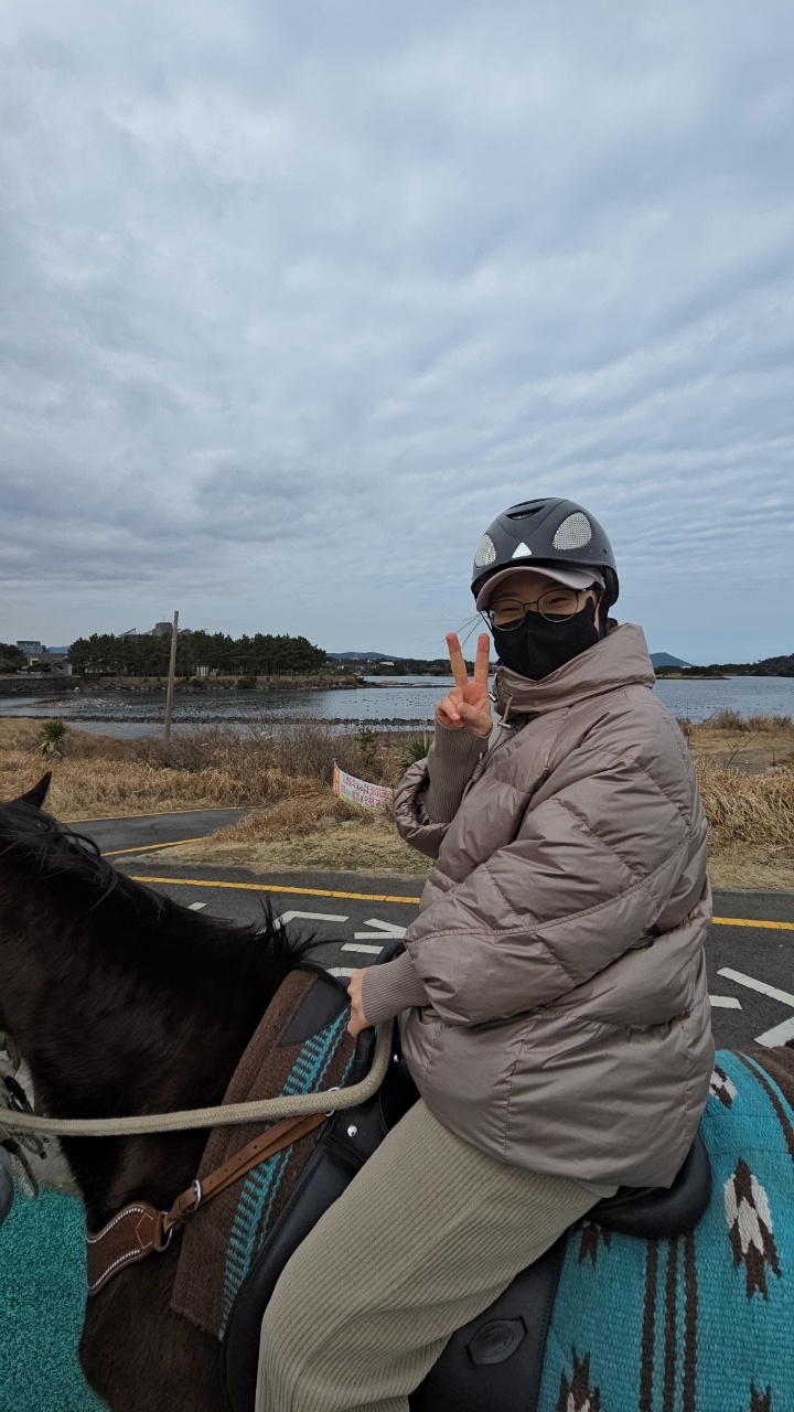  내돈여행 : 2박 3일 제주도여행 25년 02월 제주도 자유여행 2일차(플레이스캠프-오조해녀의집-섭지코지-졸띠해변승마-온평바다한그릇-성산일출봉-카페델문도함덕점-육계절-신라스테이제주