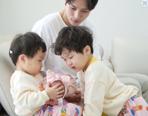 <b>김준호</b> <b>셋째</b> 임신 사실인지 <b>슈돌</b> 은우 <b>셋째</b> 여동생 돌보는 손길