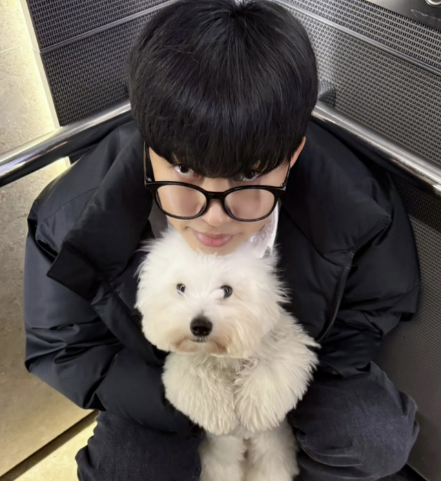 <b>임영웅</b>, 3개월만 <b>SNS 재개</b>…셀카+반려견과 일상 공개