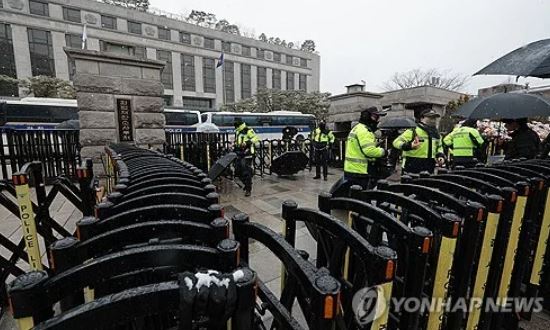 <b>헌재 인근 학교</b>들, 윤석열... 탄핵심판 선고 당일 재량<b>휴업</b> 검토