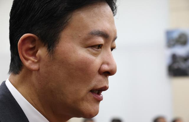 안 주더니...김성훈, 검찰에 '尹 <b>비화폰 불출대장</b>' 넘겨
