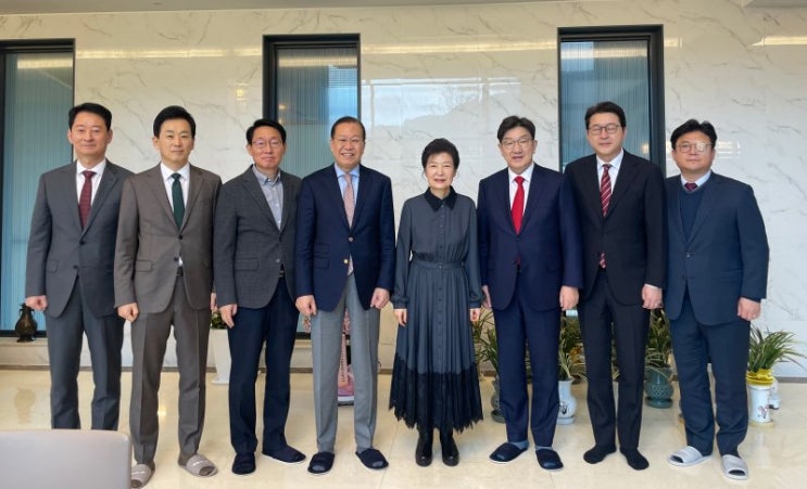 <b>박근혜</b> 전 대통령 예방… 탄핵 정국 속 <b>보수 결집</b> 노림수?... 