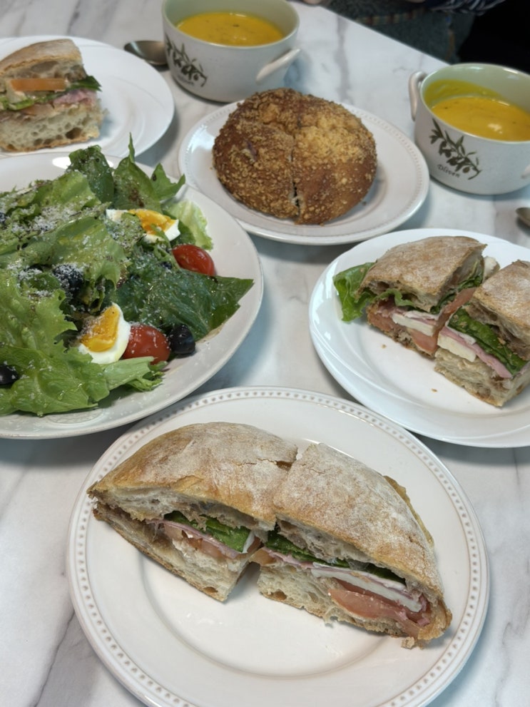  안양 동편마을 베이커리 카페 샌드위치 빵 맛집 곰이네 고래빵