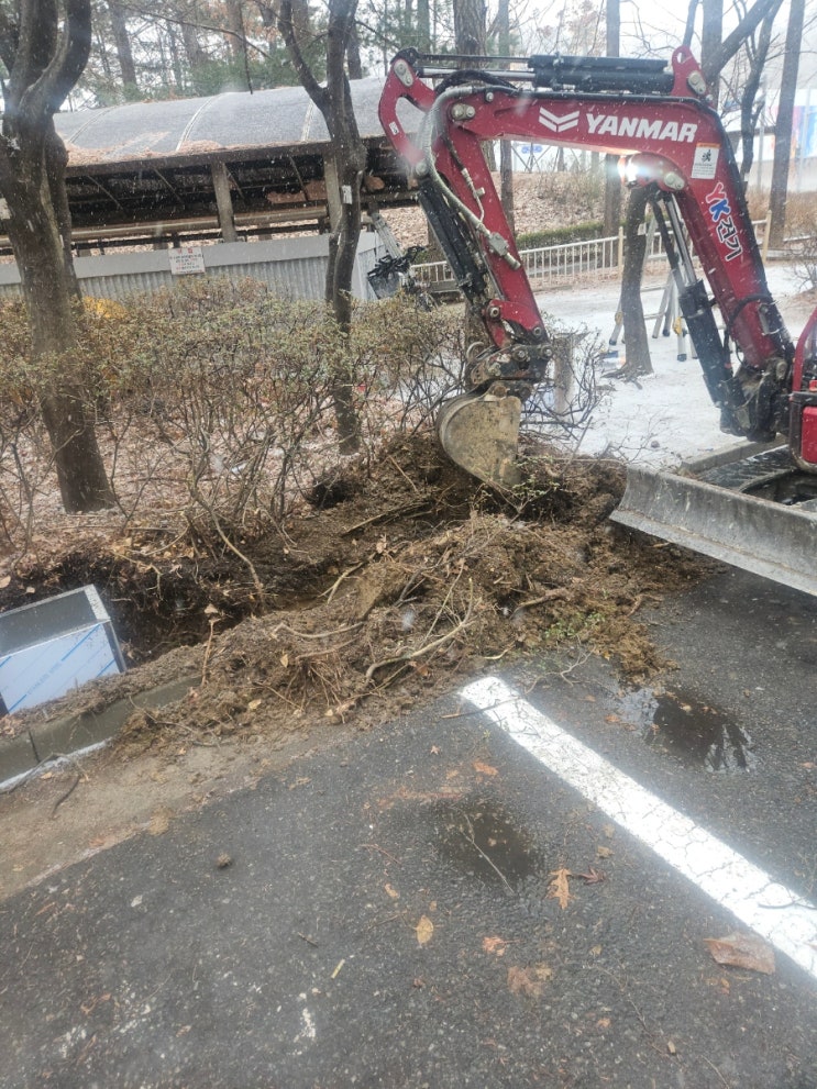  일산포크레인 아파트화단 주차장 다져진흙땅 전기배관매설 쪽바가지 터파기 메우기작업(허니중기)