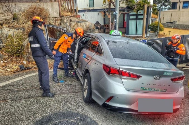 <b>울산</b> 울주군 서생면서 <b>택시</b><b>사고</b>, <b>담벼락</b> 들이받아 3명 사망... 