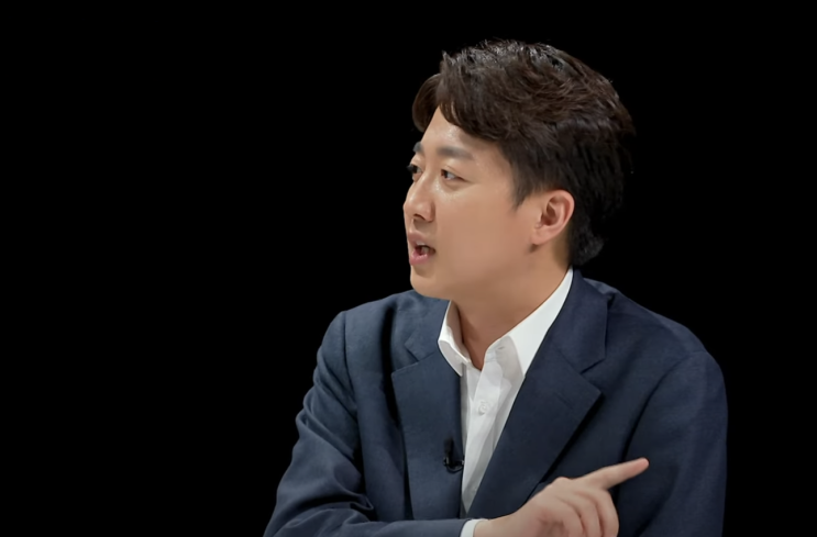 <b>이준석</b>, <b>윤석열</b> 대통령 정면 비판