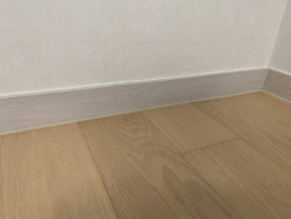 문틀몰딩시트지벗겨짐 걸레받이 수리보수업체