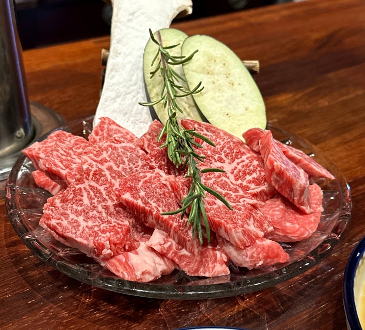  마블링 최상급 퀄리티 길동 고기집 '길동 산책' 굽은다리근처 맛집ㅣ길동소고기 다찌석 (네이버 예약)