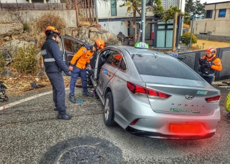 <b>울산 택시 담벼락 사고</b> 원인 이유 들이받아 택시기사 승객 4명... 