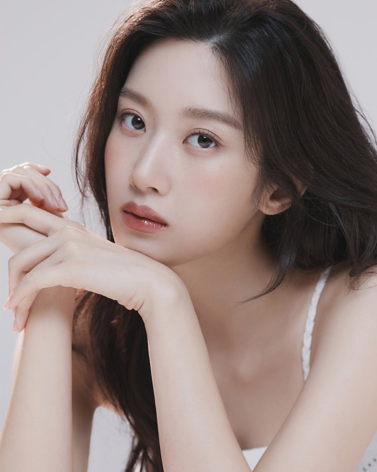 <b>문가영 산문집</b> ‘<b>파타</b>’, 1주년 기념 리커버판+해외 출간... 
