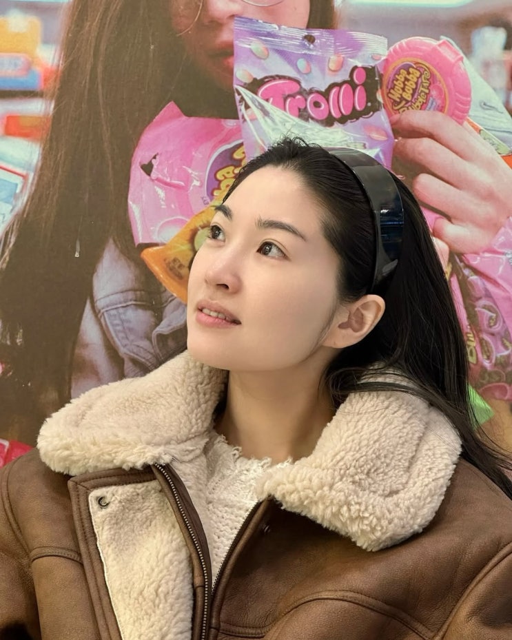  편하게 신기 좋은 따스한 슬리퍼 찾는다면? 류이서가 신은 어그 스웨이드 타스만 살펴볼까?