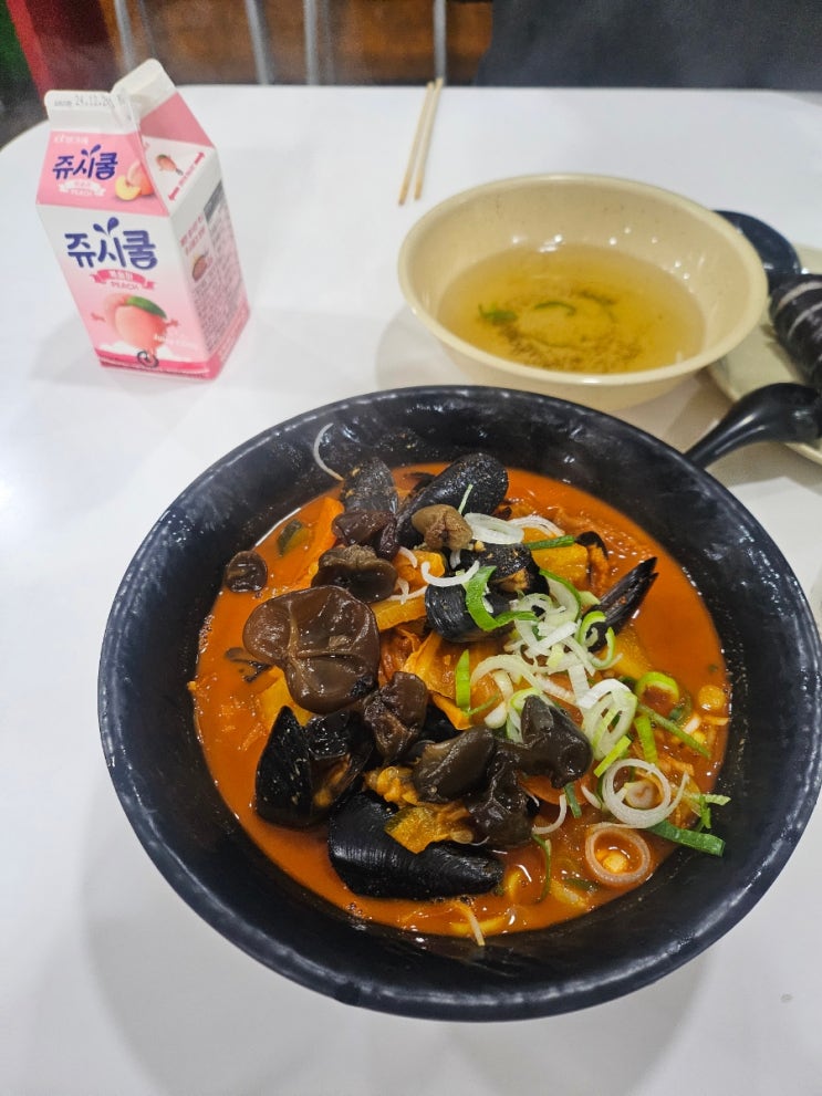  서울 신길동 별난아찌 매운짬뽕먹고 약국을 갔다.