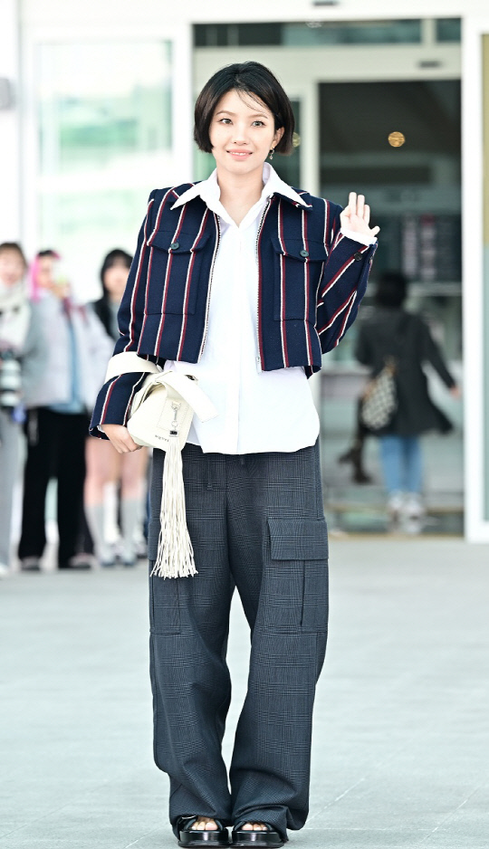  (여자)아이들 소연, 맥퀸 2025 가을/겨울 패션쇼를 위한 공항 패션