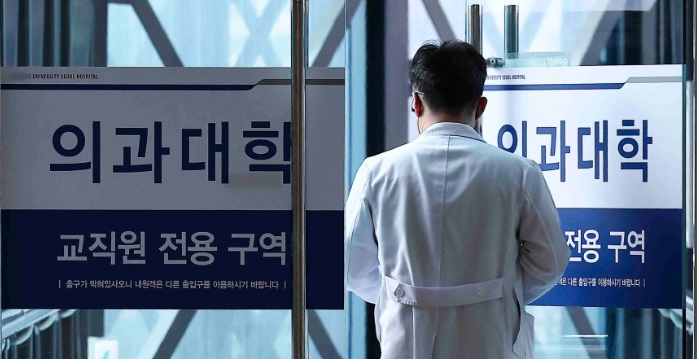  막무가내 '2000명 증원' 들이민 尹 정부 의대정원 계획, 1년 만에 백지화되나