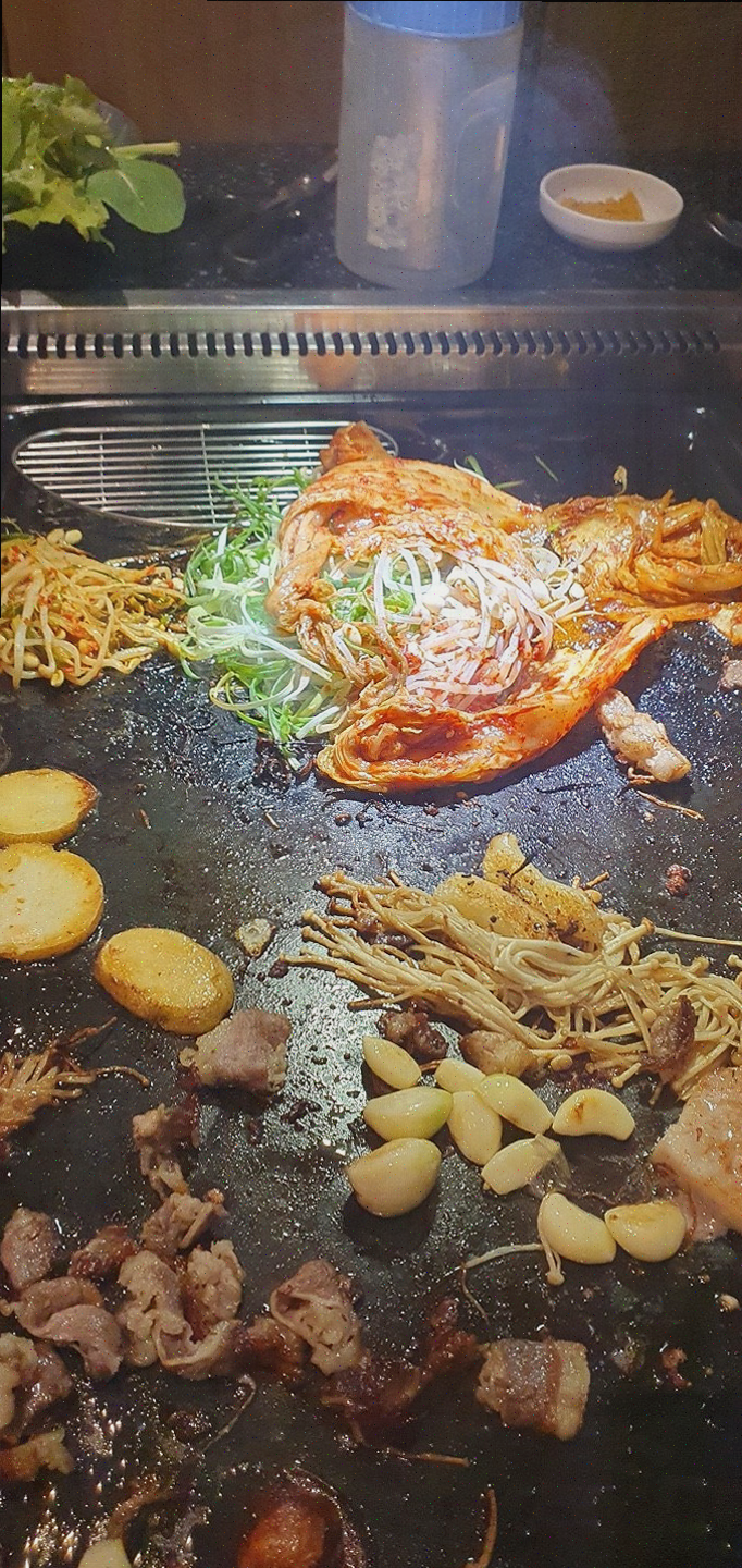  방촌동에서 미나리와 즐기는 특별한 삼겹살, 배꼽숙성삼겹살과막창 추천