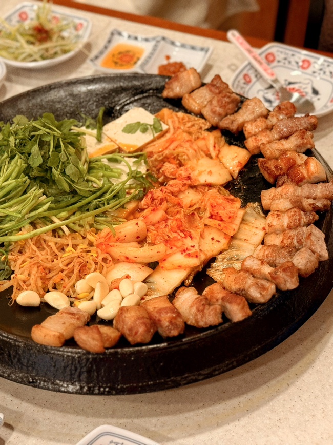 포항 삼겹살 맛집 <b>미나리</b>와 먹는 진짜무쇠삼겹