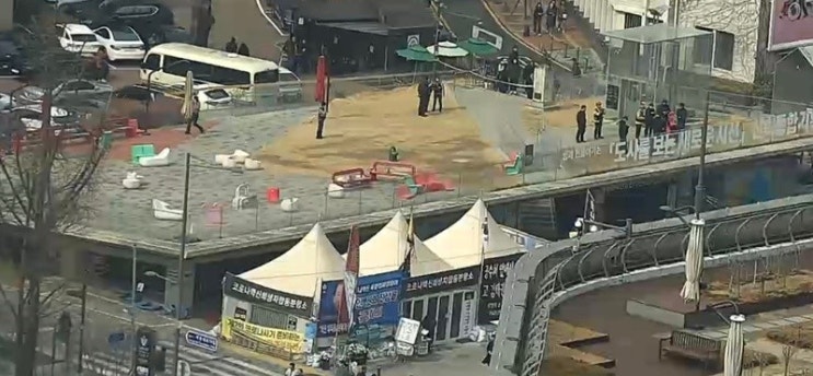 <b>대통령</b> 만세 서울 도시건축전시관 옥상서 <b>지지자 분신 시도</b>