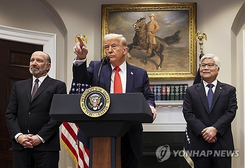 트럼프 "무역협정 적용되는 멕·加 상품 관세 한 달 추가 면제" 트럼프 "무역협정 적용되는 멕·加 상품 관세 한 달 추가 면제"