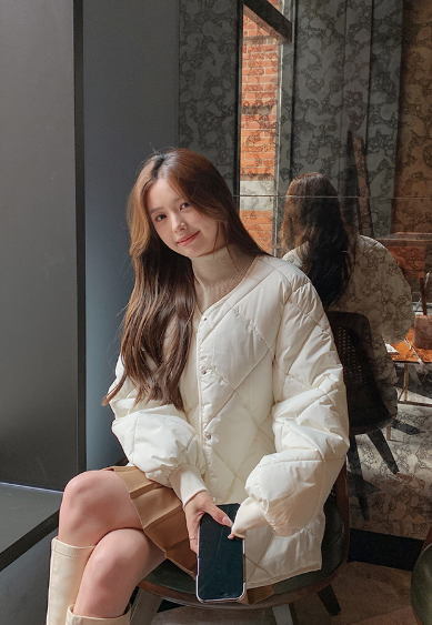  추웠다 따스했다 오락가락하는 오늘과 같은 봄 날씨 여성 옷차림으로 퀼팅 패턴의 여자 경량 패딩 자켓 코디 추천