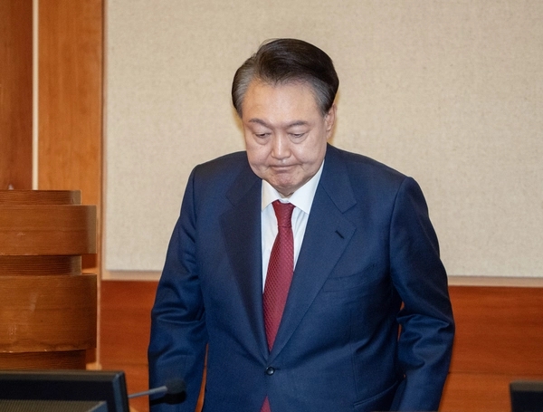 <b>윤석열 대통령</b> 구속취소돼 <b>석방</b>…법원 “구속기간 지나 기소”