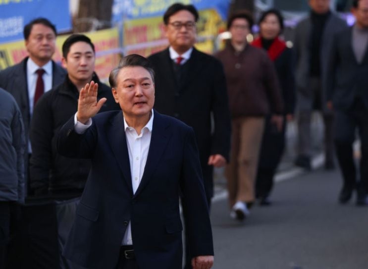 윤석열 <b>대통령</b> 구치소 나와 <b>관저</b>로... <b>지지자</b>에게 손 흔들어