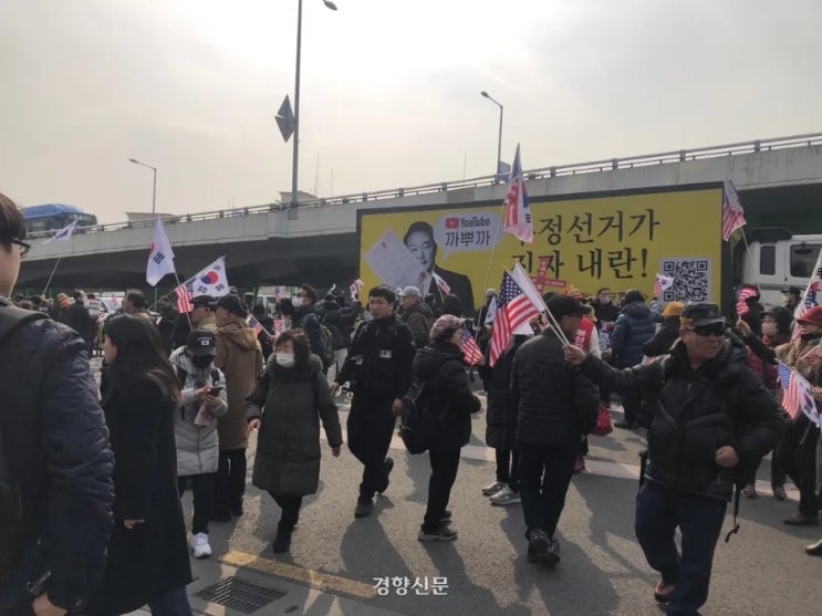 윤석열 <b>대통령</b> 구속 취소 후 용산 <b>관저</b> 앞 <b>지지자</b> 집회 | 현장... 
