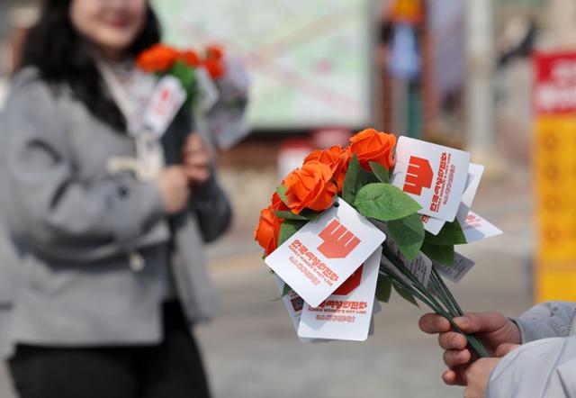아무리 일해도 못 벗어나는 가난···여성 빈곤율, 줄곧 남성보다 높다 아무리 일해도 못 벗어나는 가난···여성 빈곤율, 줄곧 남성보다 높다