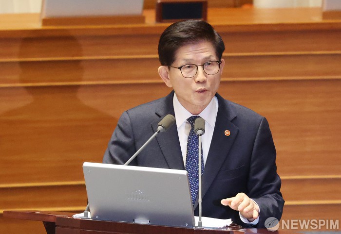 '김구 국적' 고소당한 김문수 장관…공무원 책임보험 적용? '김구 국적' 고소당한 김문수 장관…공무원 책임보험 적용?