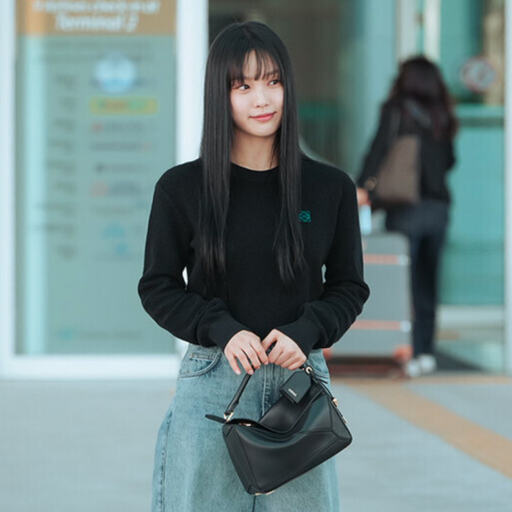 연예인 고민시 공항패션 명품백 로에베 여성용 미니가방 추천