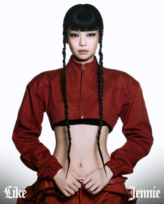 블랙핑크 제니, 강렬한 레드 크롭 재킷으로 독보적인 비주얼 과시