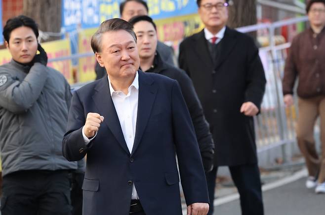 이럴 거면 왜 체포", "걸어나왔대"… <b>망연자실</b>한 탄핵촉구 시민들