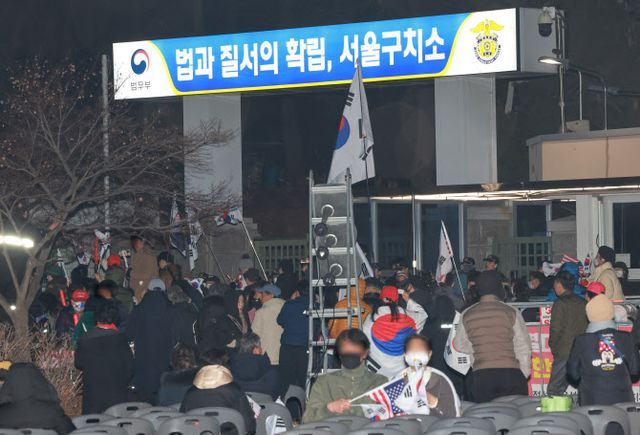 민주당 "檢 정말 尹 풀어줄 작정인가, 즉시 항고하라"