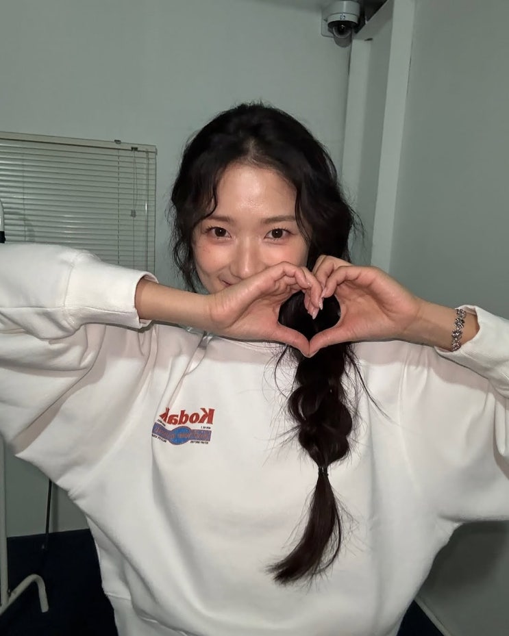  화창한 봄날의 오늘과 같은 날씨에 여자 데이트룩으로 뭐입지? 고민은 끝! 김혜윤이 입은 코닥 맨투맨 코디 추천