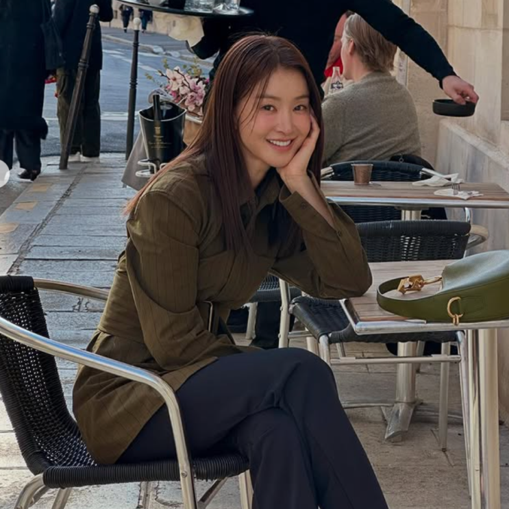 이시영 버버리 셔츠 프렌치시크룩으로 딱이야