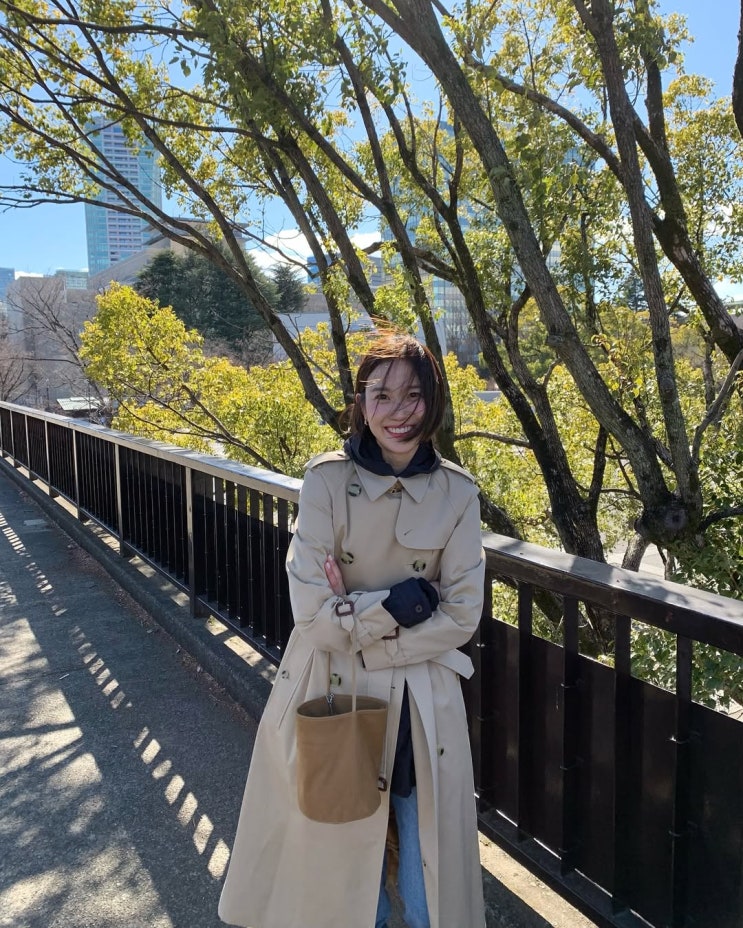  장희령의 데일리룩에서 찾은 봄 필수템, 여자 버버리 트렌치 코트 코디
