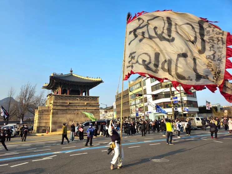 구속취소로 <b>석방</b>된 날, 야5당 공동 <b>윤석열</b> 파면 <b>촉구</b>... 