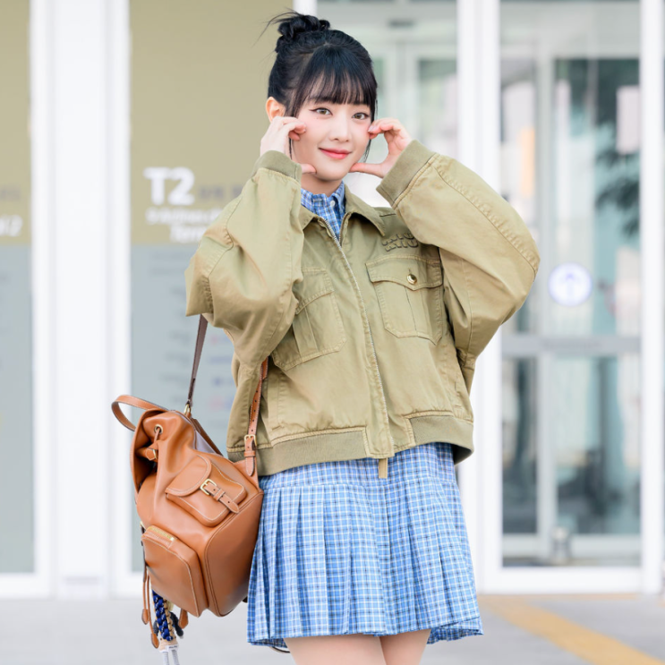 민니의 여자 봄코디 20대 명품 백팩 미우미우 가방 추천