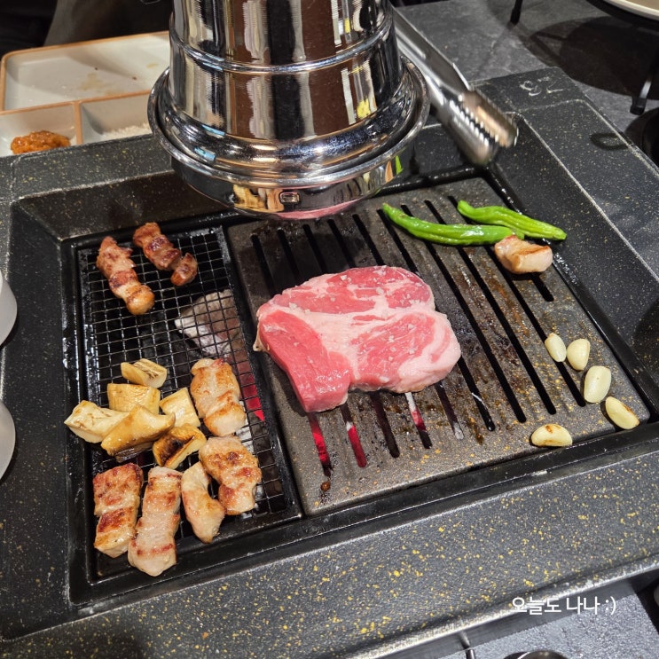  꽃 삼겹살에 파가 송송?! 쌈장에는 보리가?! 일산 호수공원 맛집 문전성시 :)