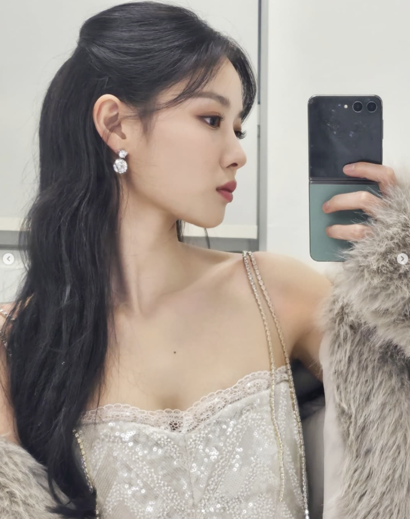 시크릿 로맨스의 여신, 김유정의 바비브라운 립 모먼트 - 우아함과 섹시함의 완벽한 조화! ✨....