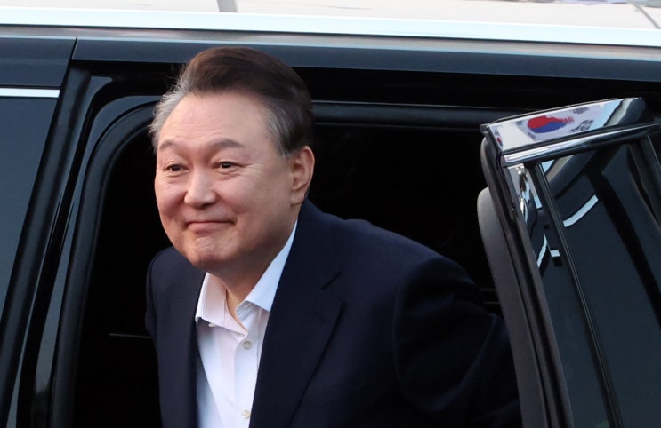 한남동으로 돌아온 윤 <b>대통령</b>, '<b>관저</b> 정치' 나설까