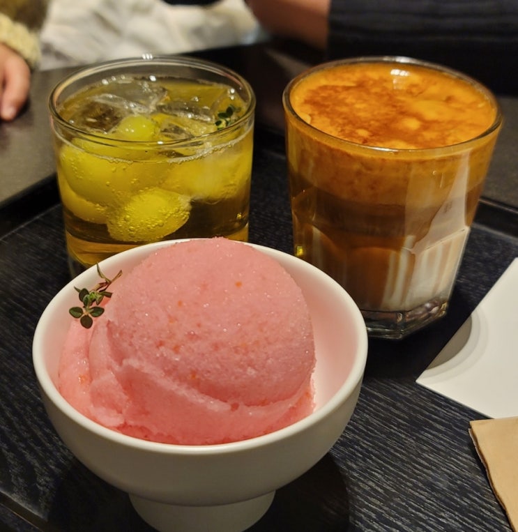  강릉 택지 독특한 컨셉이 있는 카페: 사루(+고라니 명당)