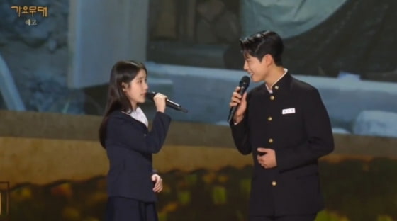 속았수다' <b>아이유</b>와 <b>박보검</b>, '<b>가요무대</b>'서 <b>듀엣</b> <b>무대</b>