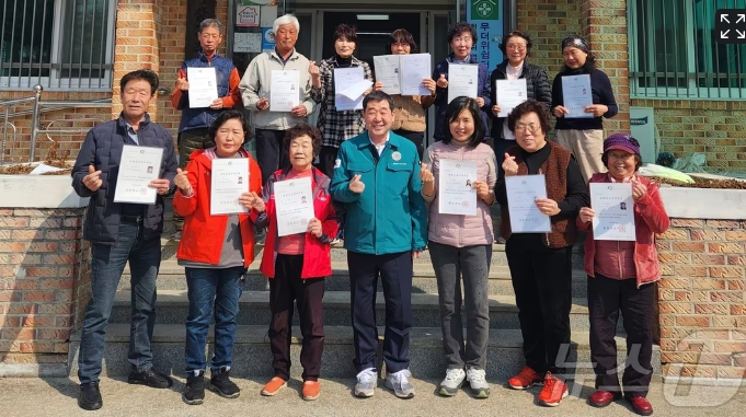 노인 57명 사는데 요양보호사 19명…온마을이 함께 돌본다 노인 57명 사는데 요양보호사 19명…온마을이 함께 돌본다
