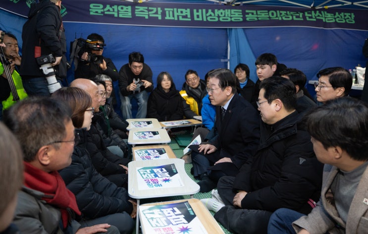 이재명 대표, <b>대통령 탄핵 촉구 집회</b> 참석…정치권 논란