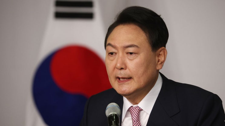영자신문, 탄핵된 한국 <b>대통령</b>, <b>재판</b> 앞두고 석방