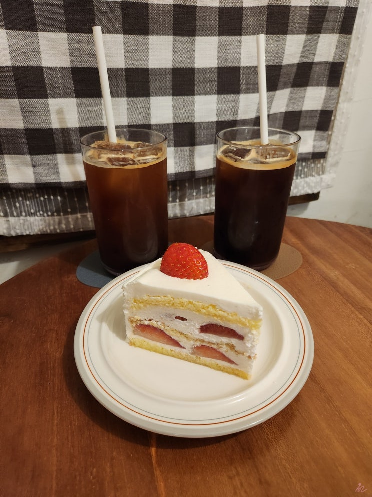  내돈내산 [홍대 연남동] 연남다방 - 쌀로 만든 딸기 케이크 맛있는 연남동 카페