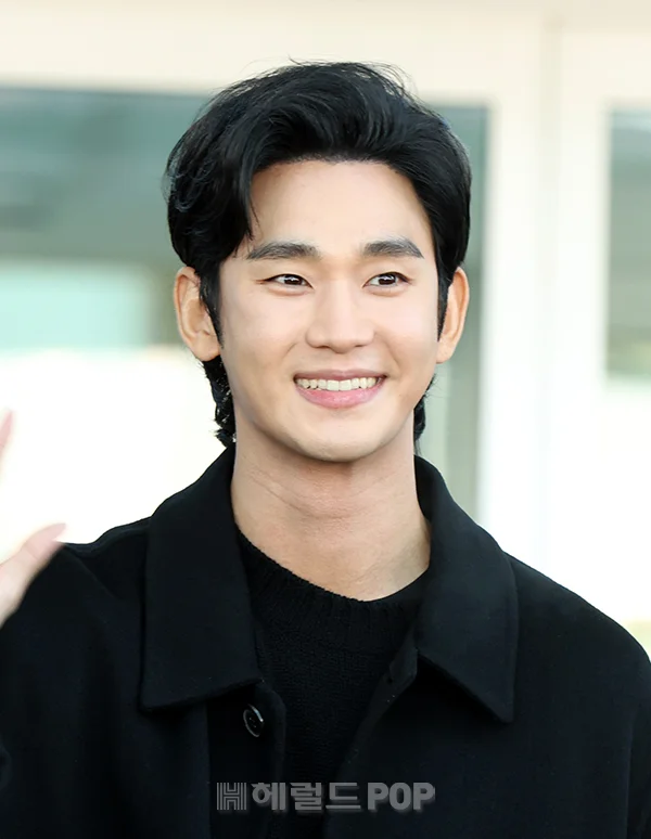 <b>김수현</b>, <b>가세연</b> 허위 주장에... 15세 연애설? 강경 <b>법적 대응</b> 예고