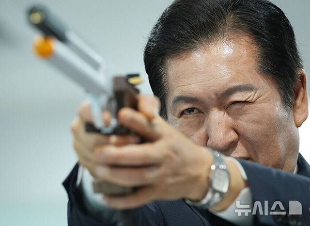  정청래 "윤석열 석방은 일시적 후퇴...역사는 전진한다"