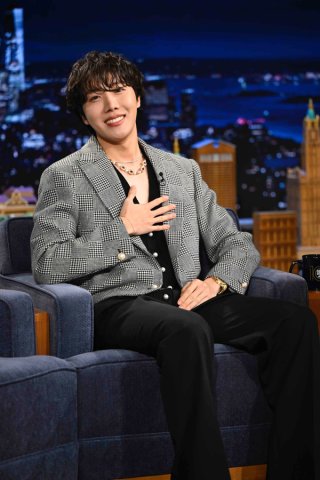<b>제이홉 지미 팰런 쇼</b> 출연! <b>미구엘</b>과 환상적인 <b>무대</b> 공개